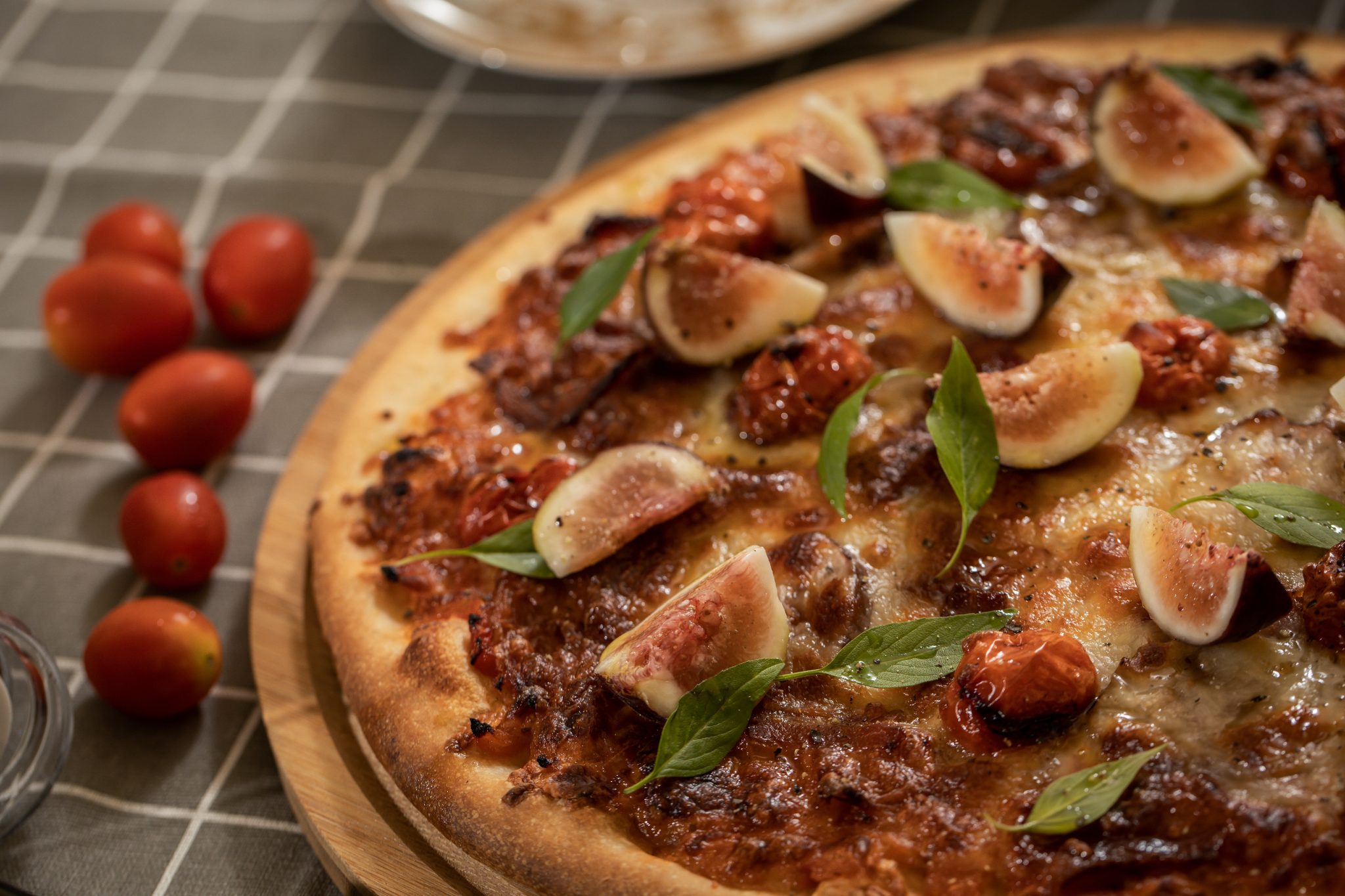 Fig Pizza Topped with Crispy Bacon & Blistered Tomatoes SuperfoodOasis